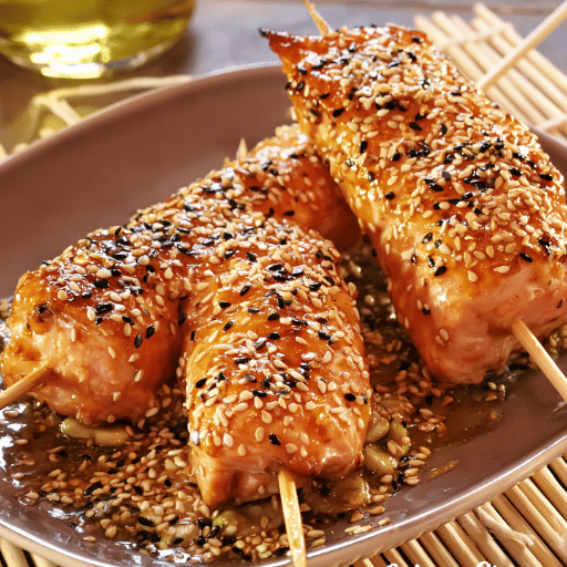 Brochettes de saumon, miel & sésame