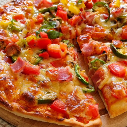 Pizza aux légumes et jambon